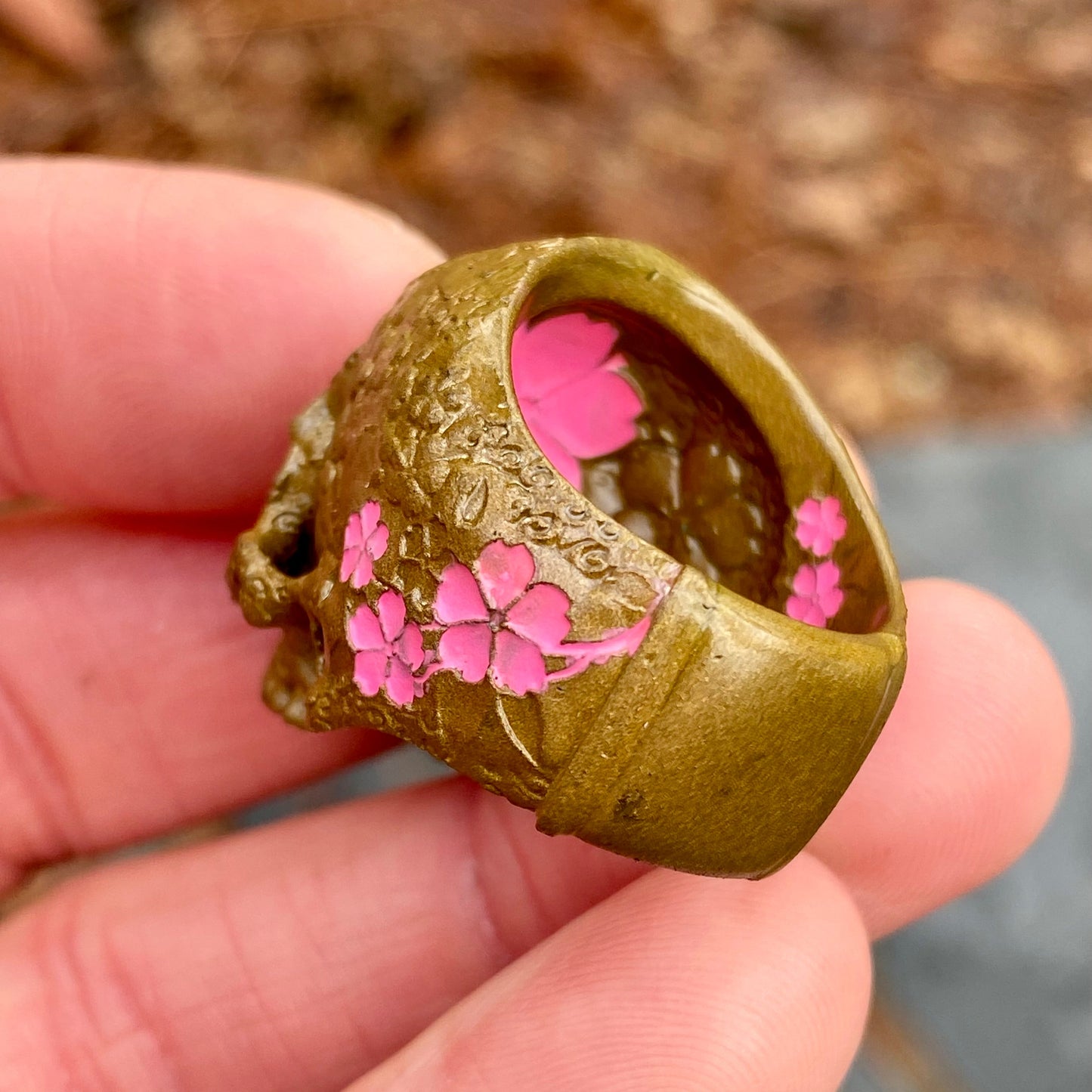 Cráneo de jardín japonés de latón con flor de cerezo de cerámica rosa, sz9