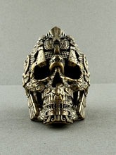 Cargar imagen en el visor de la galería, Escultura TechSkull.1 de Latón Pequeña