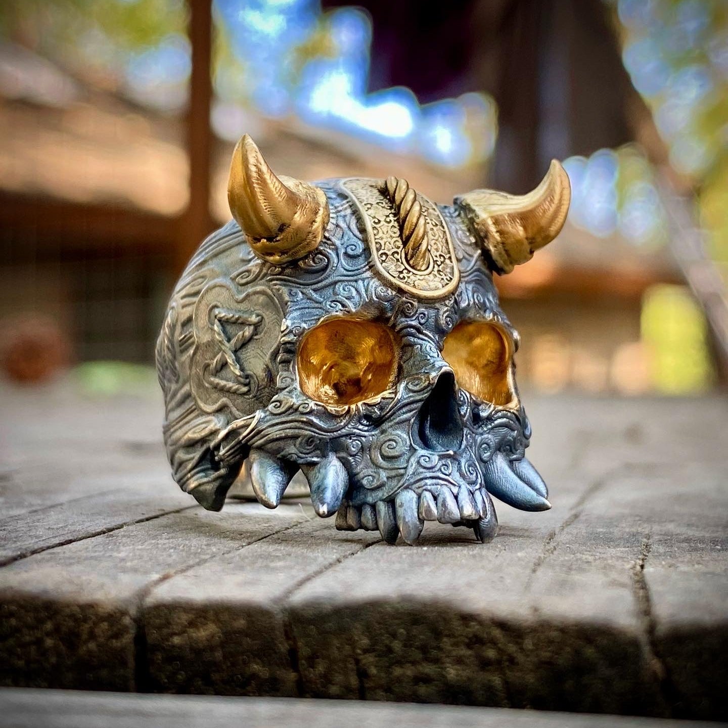 Anillo de calavera Oni con cuernos VIP