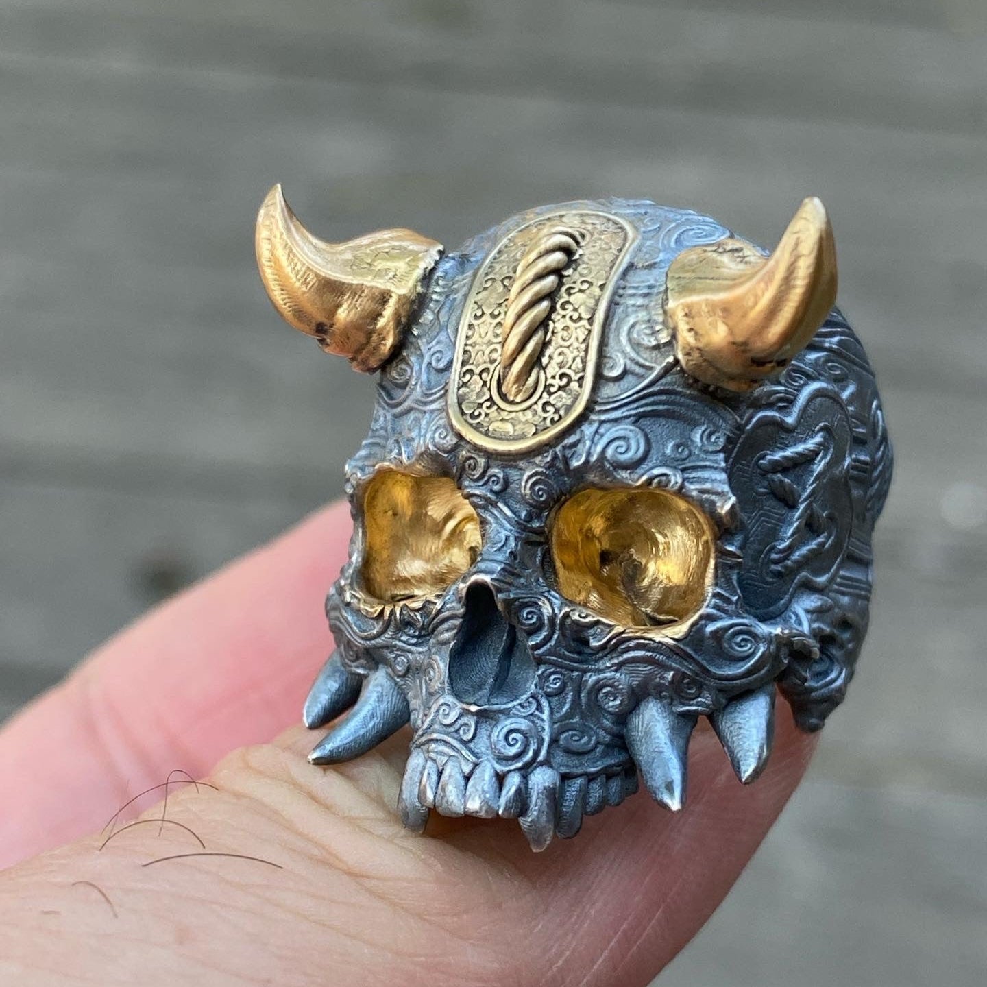 Anillo de calavera Oni con cuernos VIP