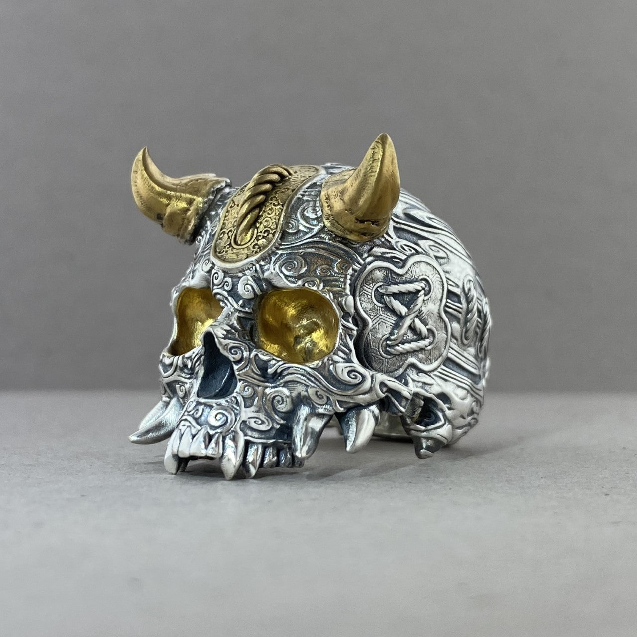 Anillo de calavera Oni con cuernos VIP